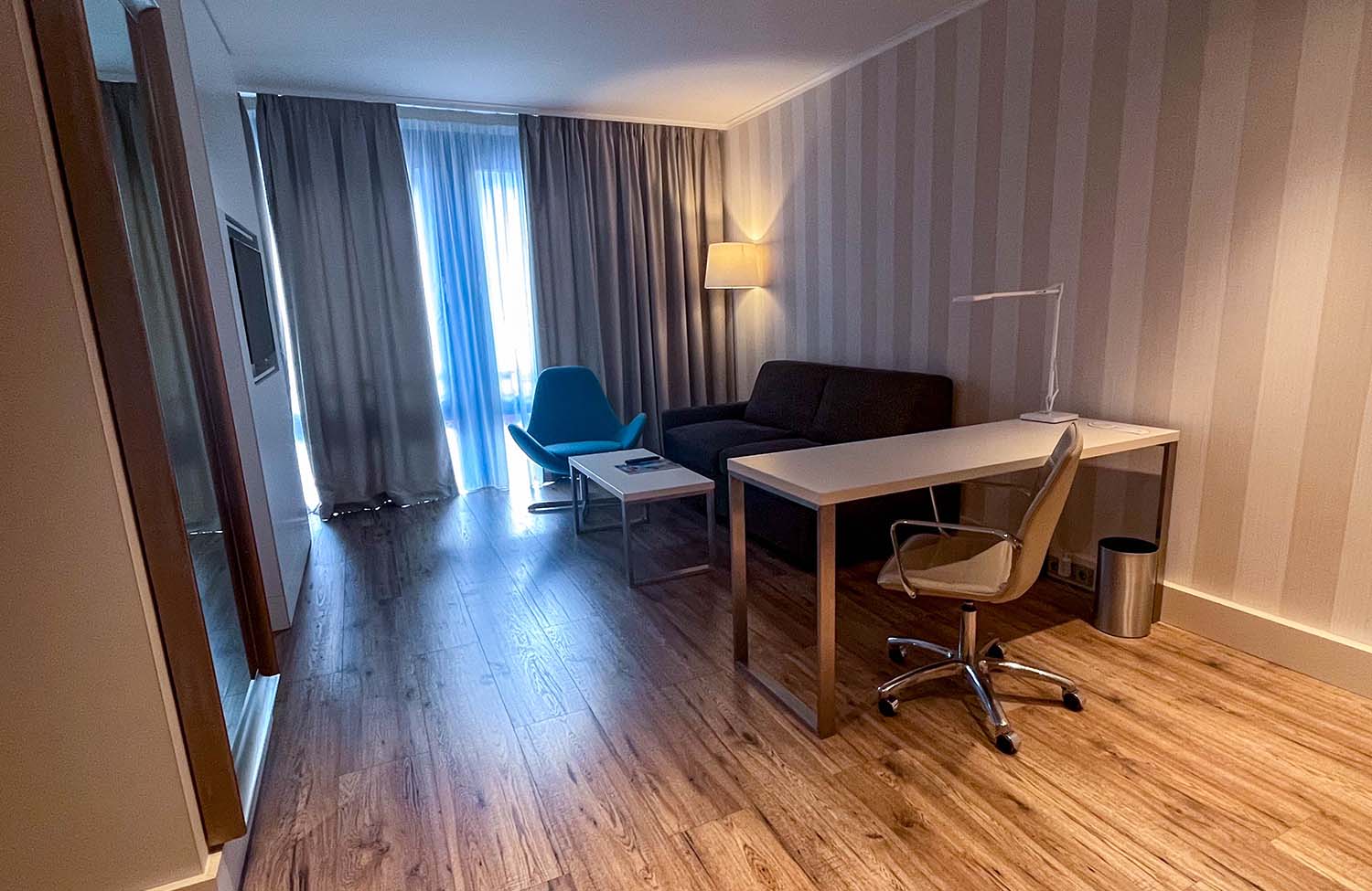 NH Hotel Suite Arbeitsbereich