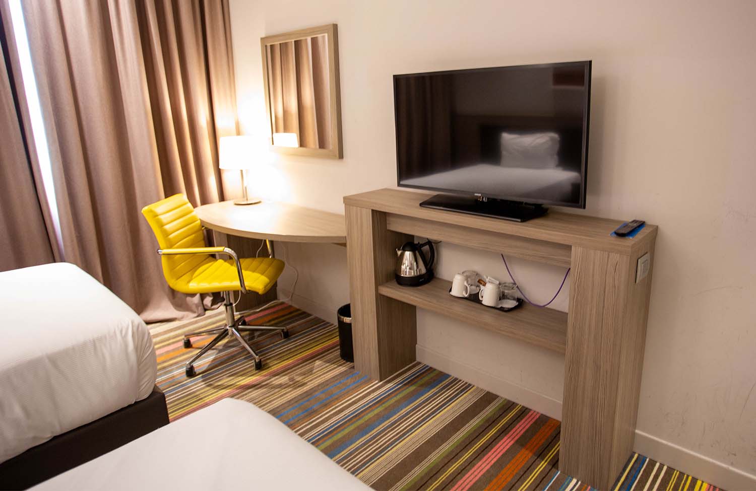 Hampton by Hilton Rome East Schreibtisch und Fernseher