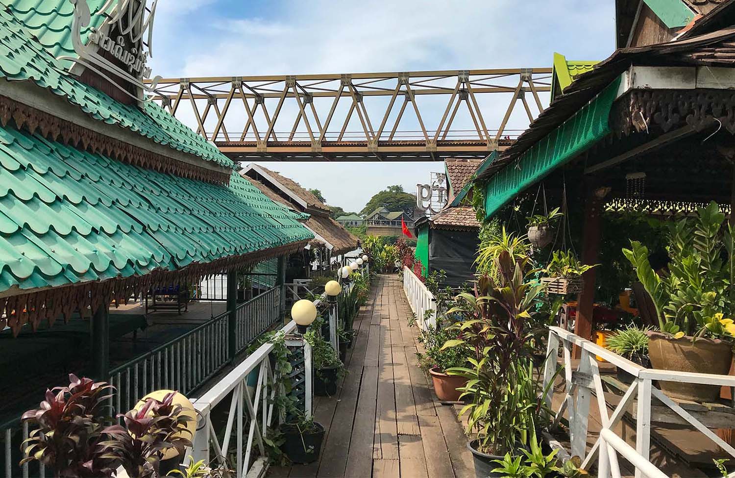 Ausblick auf Tha Ngon Brücke vom Lao Derm Som Ngum Restaurant