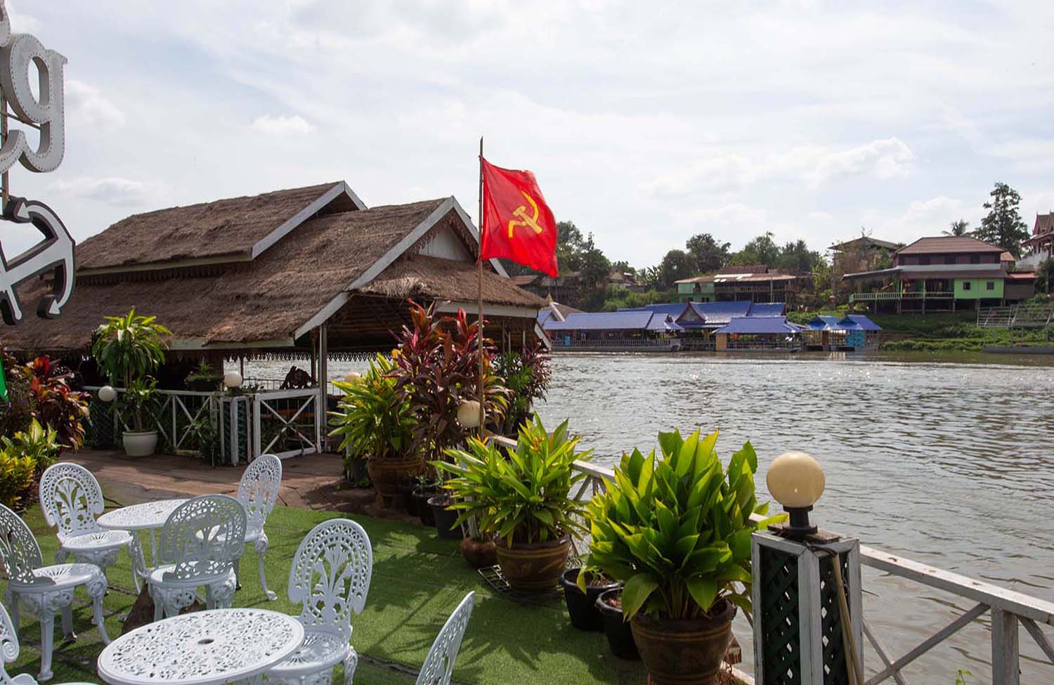 ຂົວທ່າງ່ອນ – Lao Derm Som Ngum Restaurant