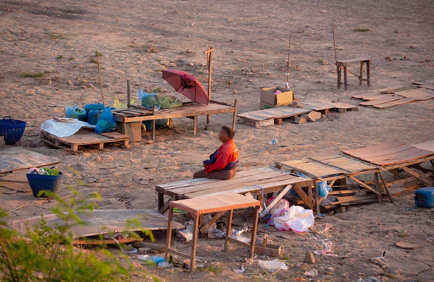 Frau am Strand von Vientiane