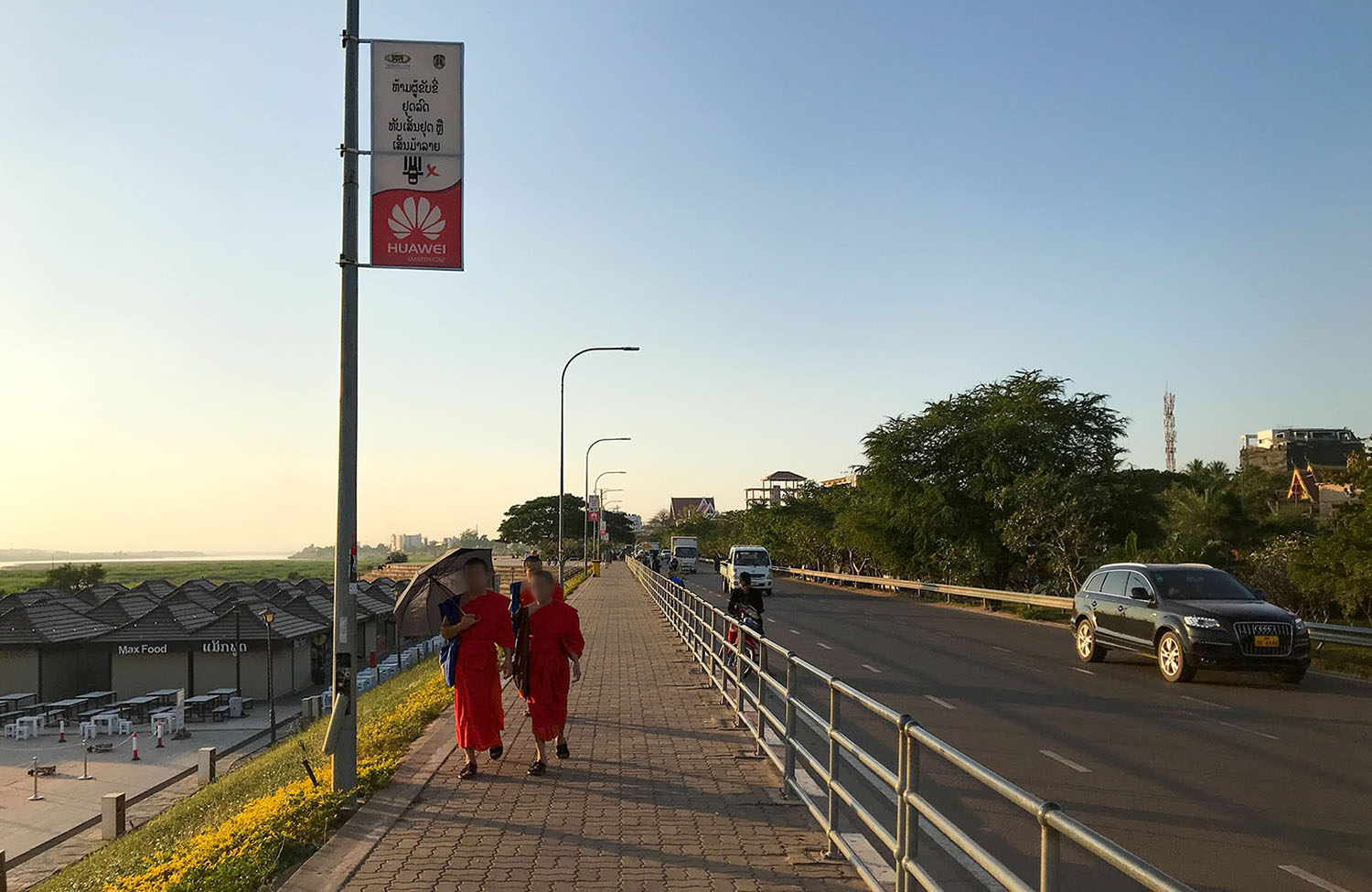 Mönche unterwegs in Vientiane