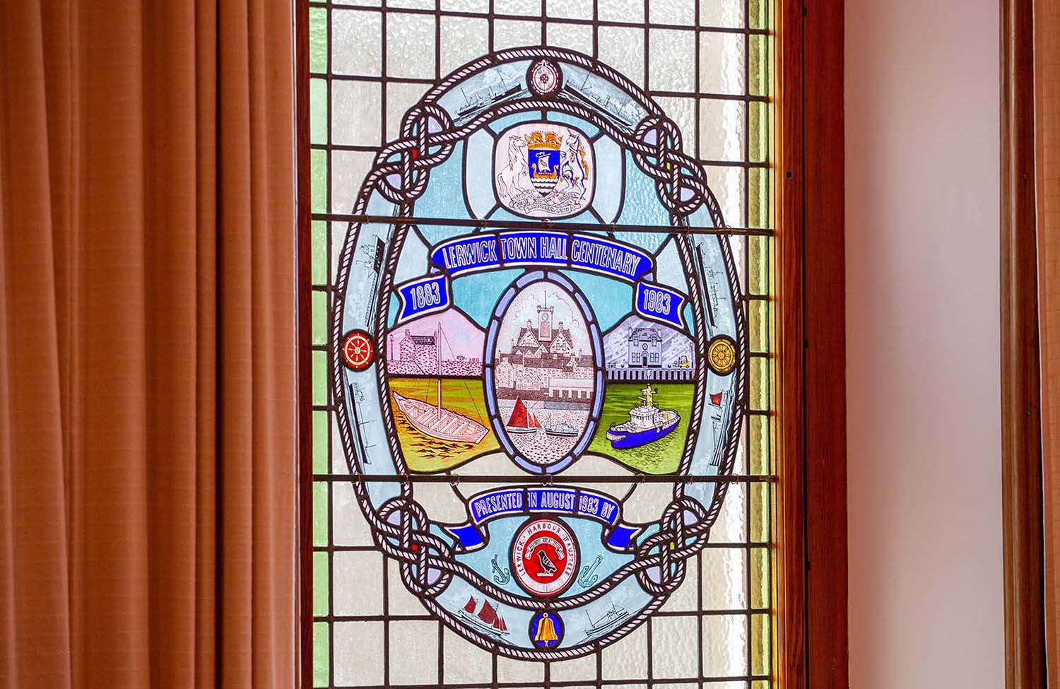 Farbfenster im Rathaus in Lerwick