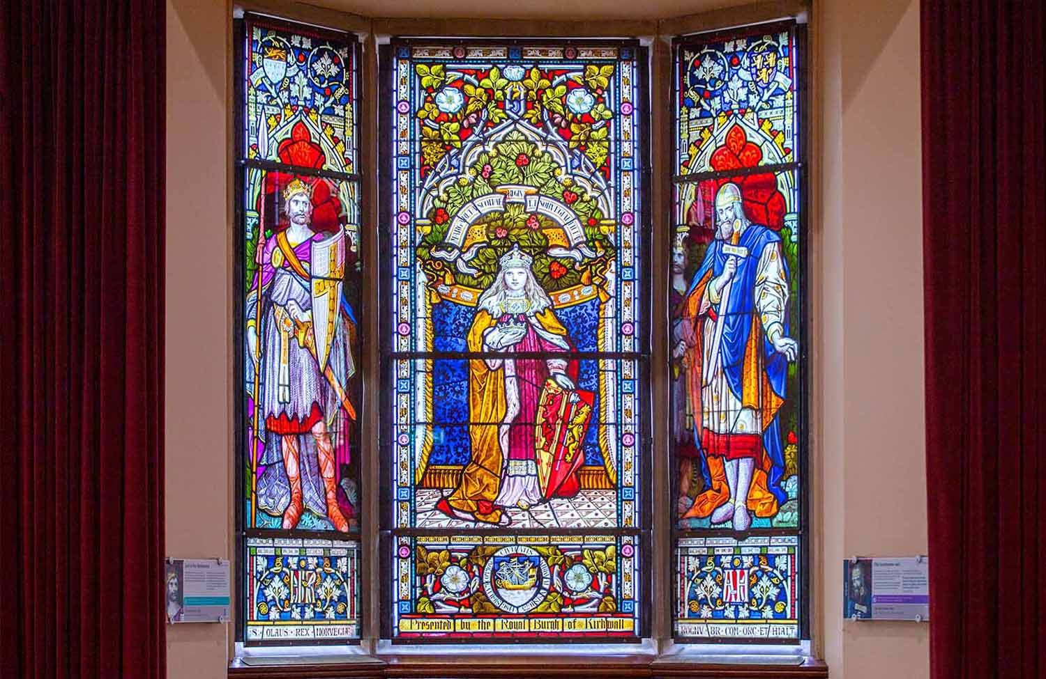 Farbfenster Margarete im Rathaus in Lerwick